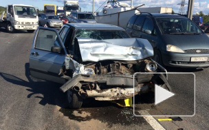 Пассажирка серьезно повредила лицо в аварии на КАД у съезда в Парголово