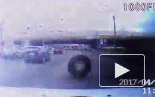 Оторвавшиеся на ходу колеса самосвала помяли две машины на Ленинском