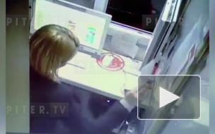 Неизвестный украл почти 3 тысячи рублей из офиса микрозаймов в Колпино