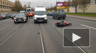 На Лесном проспекте Volvo сбило байкера на красном мотоцикле