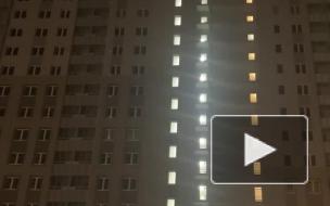 На Чарушинской улице парашютисты спрыгнули с многоэтажки: видео