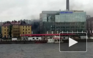 Пожар в расселенном доме на Выборгской набережной перепугал петербуржцев