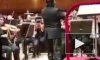 У всемирноизвестного китайского дирижера упали штаны на концерте