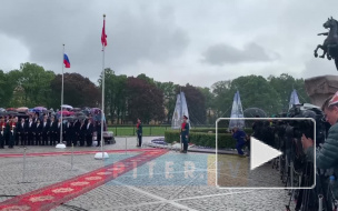 В День города к памятнику Петру I на Сенатской площади возложили цветы: видео