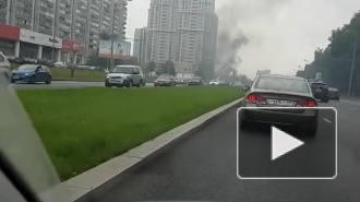 В Москве очевидцы засняли на видео сильный автомобильный пожар