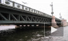 Спасатели ищут мужчину, спрыгнувшего в Неву с Дворцового моста