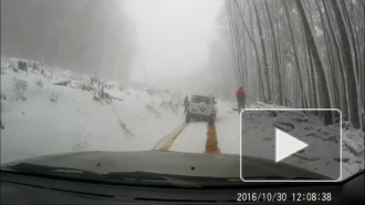 Забыл поставить на ручник.