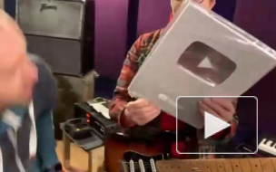 Петербургская рок-группа "Пикник" похвасталась серебряной кнопкой от YouTube