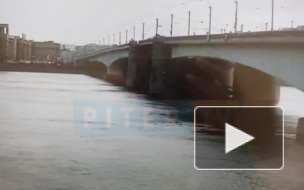 Спасатели вторые сутки ищут мужчину, упавшего с моста Александра Невского