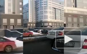 Водитель посадил за руль маленькую девочку на Малоохтинской набережной