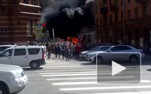 Видео: днем 8 мая в центре Петербурга сгорел грузовик