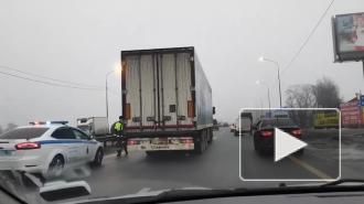 Грузовик перевернулся на Мурманском шоссе и перекрыл проезжую часть