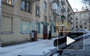 Козырек не выдержал тяжести снега и сложился над парадной на шоссе Революции 