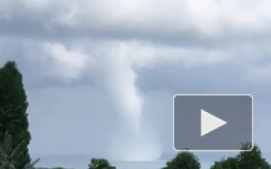 Отдыхающие и местные жители сняли на видео смерч в Черном море