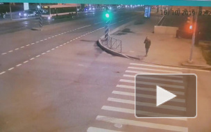 Видео: мотоциклист перелетел через легковушку на Лиговском проспекте 