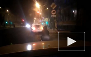 Видео: в Чите мужчина катался на санках, привязанных к автомобилю
