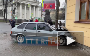 В Адмиралтейском районе "Лада" влетела в угол дома: есть пострадавшие 