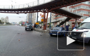 Водитель "Жигули" растерял урожай яблок и слив после аварии в Купчино