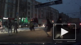 В сети опубликовали видео: в Перми неадекватный водитель иномарки избил пешехода