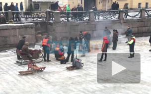 Очевидцы: у Певческого моста актеры фильма "Серебряные коньки" ходят в костюмах начала XX века Очевидцы: у Певческого моста актеры фильма "Серебряные коньки" ходят в костюмах начала XX века