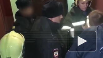 Видео: В Москве сотрудники полиции штурмом взяли квартиру, где родители прятали новорожденного