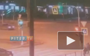 Видео: в Петербурге с рельсов сошел трамвай 