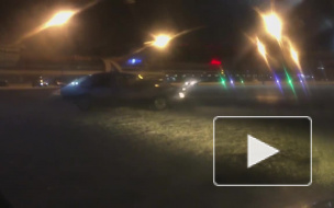 Видео: эвакуатор с машиной на борту устроил дрифт в Купчино