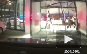Россиянин из мести протаранил автоцентр и попал на видео