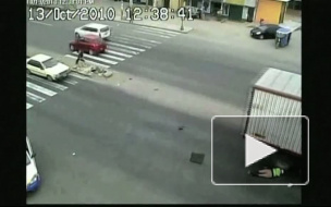 Счастливый случай. Перуанский полицейский чудом выжил под колёсами грузовика.