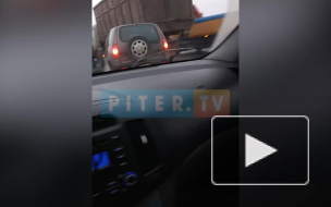 На КАД иномарка влетела под мусоровоз