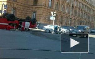 В Петербурге на Васильевском острове перевернулась пожарная машина