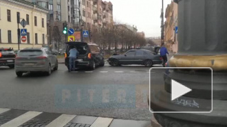 В центре Петербурга столкнулись два "Мерседеса". Один из водителей держится за голову