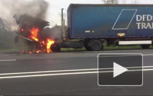 Появилось видео с горящей фурой на Мурманском шоссе