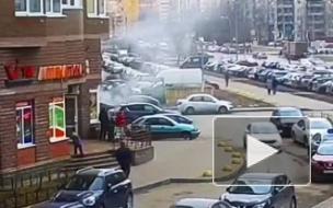 На улице Кузнецова возле дома 12 горит автомобиль: видео