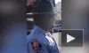 Чернокожий полицейский в США отказался преклонить колено перед протестующими