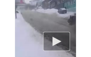 Появилось видео бурлящих нечистот из канализации по улицам Уфы