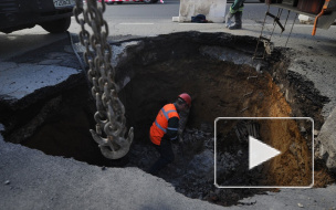 В центре Москвы под автомобилем провалился асфальт