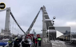 Две полосы Крымского моста в Москве перекрыты из-за мужчина на вершине переправы