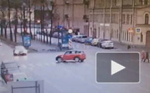 Видео: На улице Декабристов седан протаранил красный внедорожник
