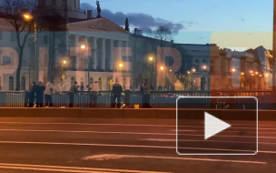 В Петербурге заметили рыбаков на Биржевом мосту