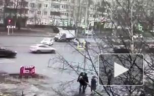 Видео: "Шкода" столкнулась с такси на перекрестке Энгельса и Асафьева
