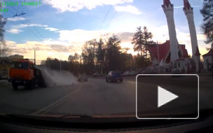 Завораживающее видео из Уфы: грузовик на полном ходу посыпал встречные авто кирпичом