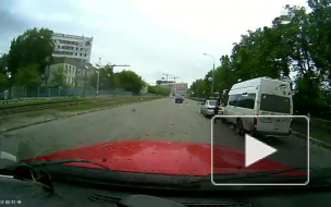 Суровое видео из Ульяновска: Автоледи с монтажным ключом обучала правилам поведения на дороге маршрутчика