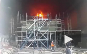 Появились видео и фото мощного пожара на судозаводе в Петербурге