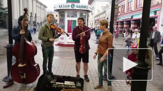 Россиян покорило видео, где уличные музыканты поют про любовь к Путину