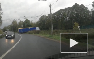 В Колпино не вписавшаяся в поворот фура перегородила автомобилистам дорогу