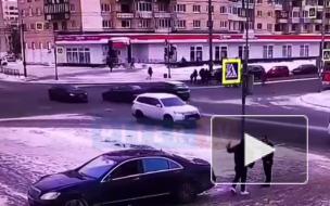 На Ветеранов водитель Mercedes избил пешехода, который сделал ему замечание