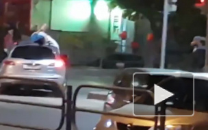 В Кургане девушка прокатилась на крыше автомобиля