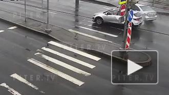 Видео: каршеринг "залетел" на разделительную полосу в результате ДТП на юге Петербурга