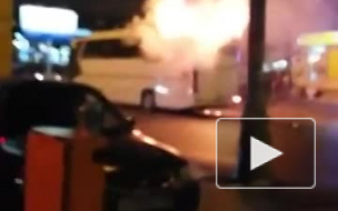 Появилось видео с горящим автобусом на юге Москвы
